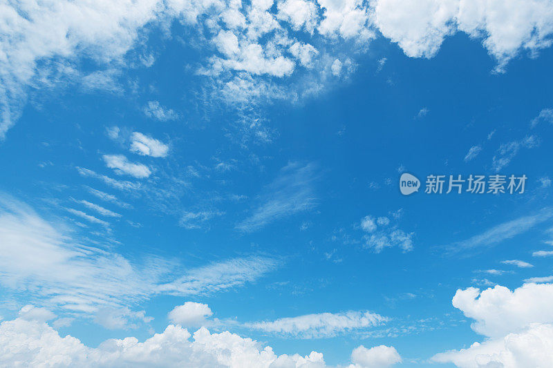 充满活力的蓝色夏季天空背景