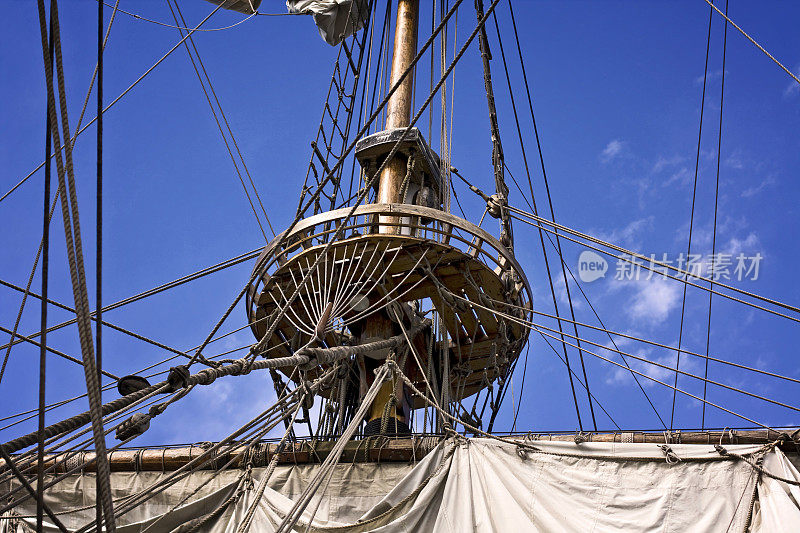 帆船上的桅杆和望台