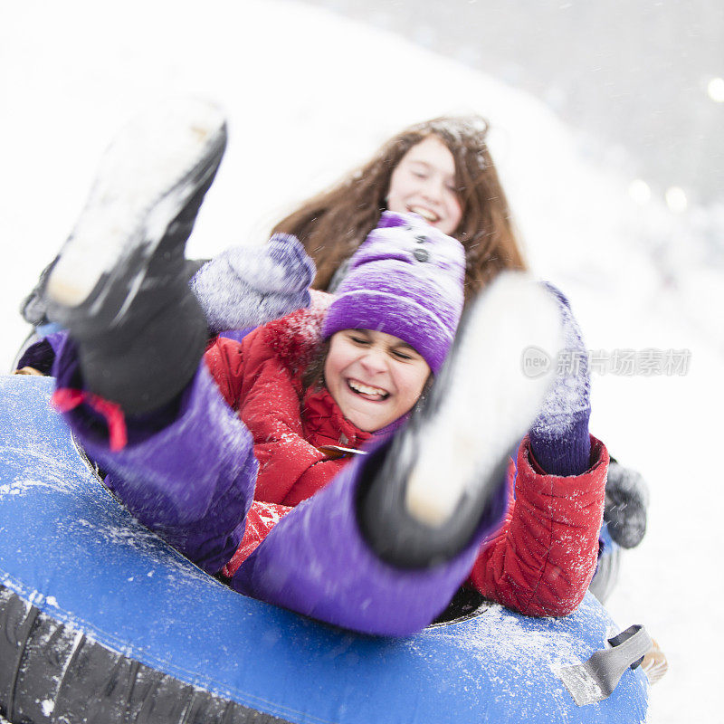 母女俩在雪地里玩耍