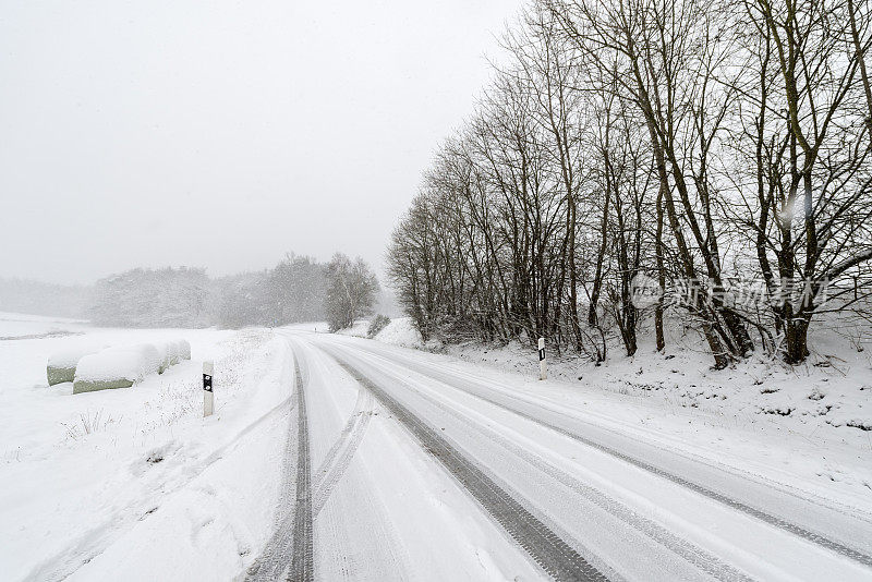 大雪下在德国的乡间小路上