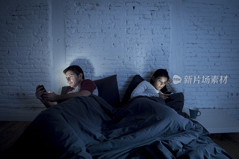 晚上夫妻在床上用手机的关系沟通问题