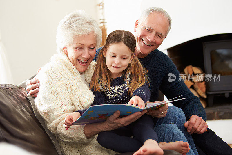 爷爷奶奶和孙女一起在家看书