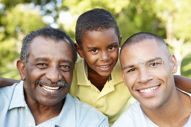 非裔美国人祖父、父亲和儿子在公园里放松