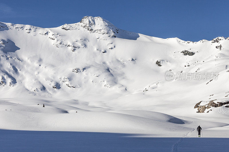 在法国阿尔卑斯山滑雪旅游