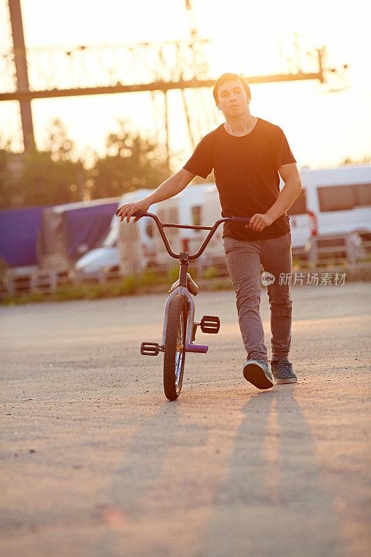 男孩和他的自行车