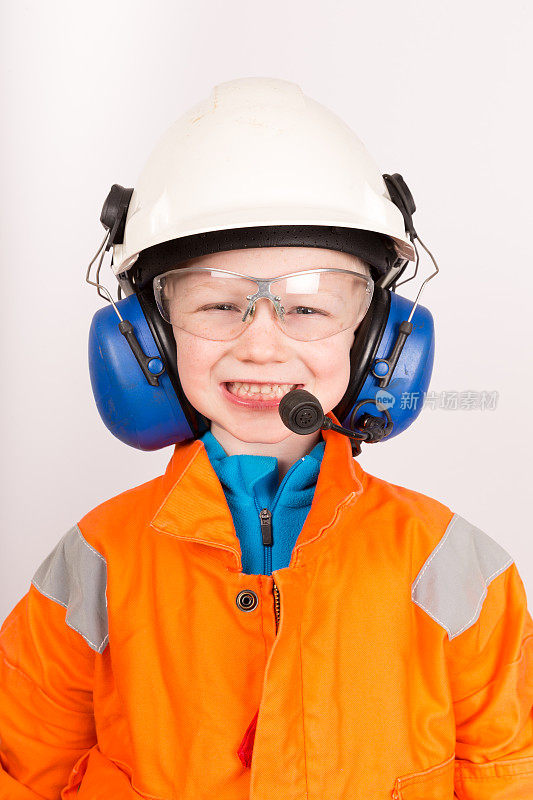 小男孩的肖像穿着石油钻塔防护服