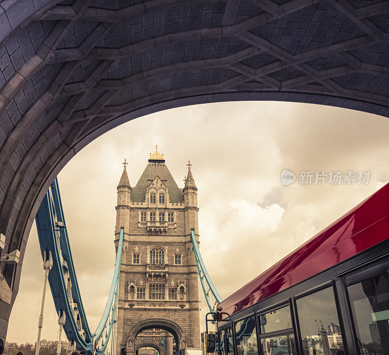伦敦塔桥和公共汽车