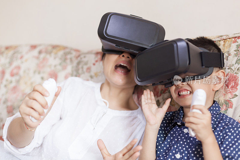 妈妈和孩子玩VR设备