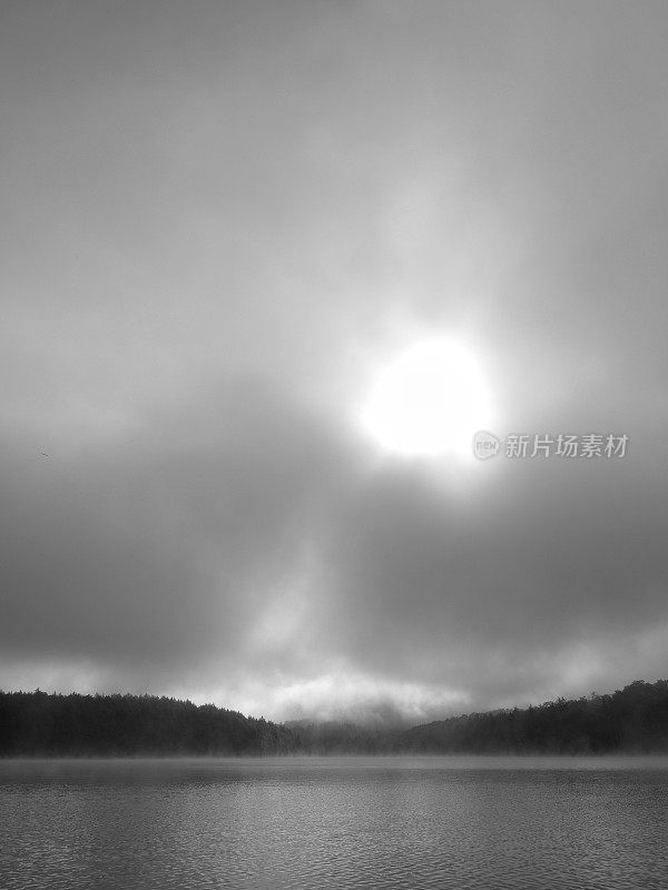 萨拉纳克湖，纽约多云的天空太阳折射反射的水