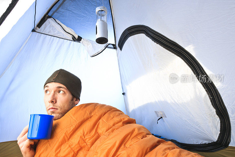 在帐篷里醒来