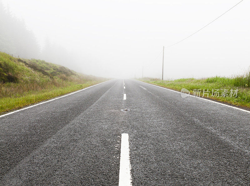 道路消失在雾中