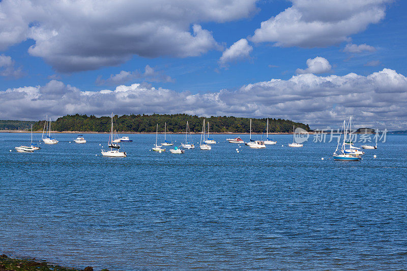 美国缅因州波特兰，海港景观，停泊的帆船和蓝天。