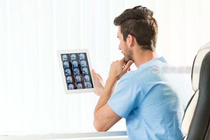 医生在看大脑的核磁共振扫描
