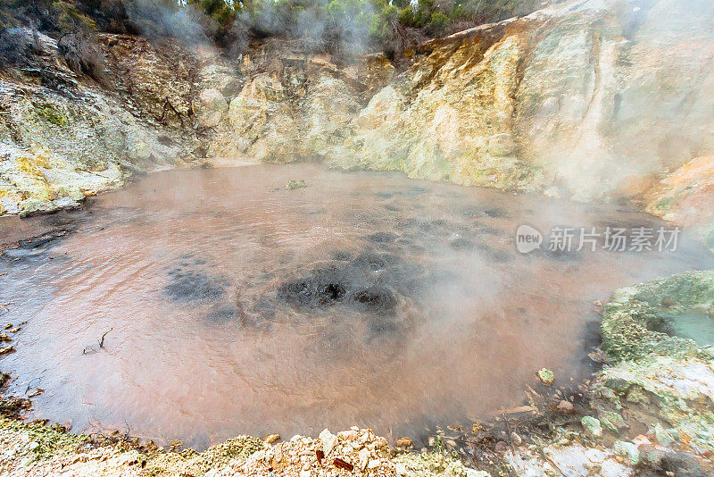 新西兰的蒸汽火山口