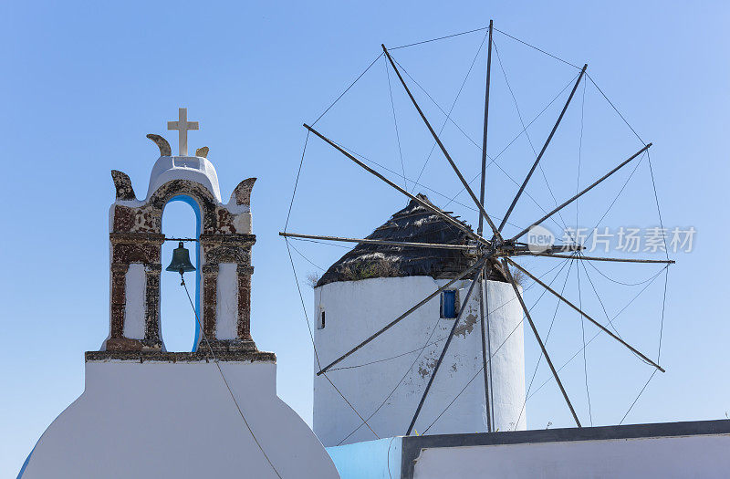 圣托里尼岛的钟楼和风车