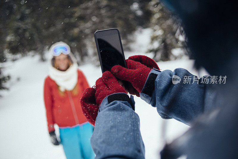 一对年轻夫妇在雪中拍照