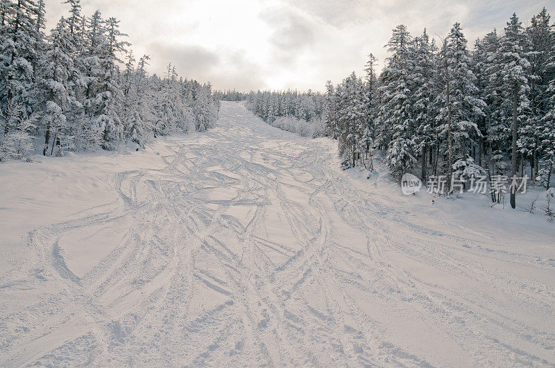 高山景观滑雪道