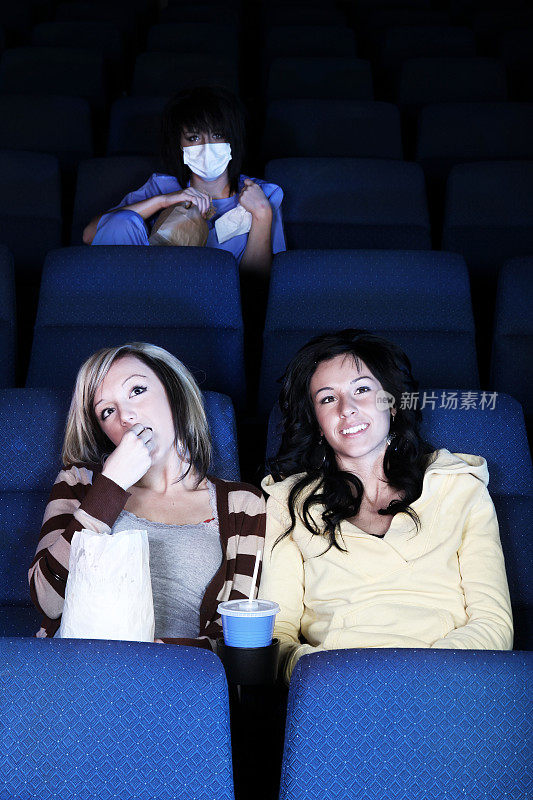 剧院里生病的女孩得了H1N1