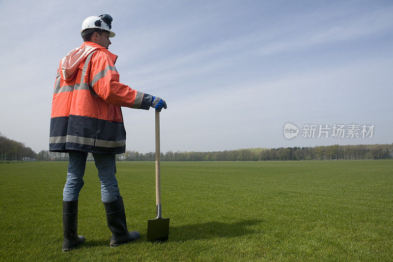 一个年轻的建筑工人在建筑坑里