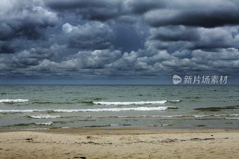 暴风雨的云，阴天在海滩地平线，门县，威斯康星州