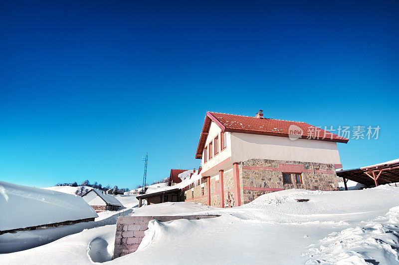 在雪山里的阿尔卑斯小屋过圣诞节