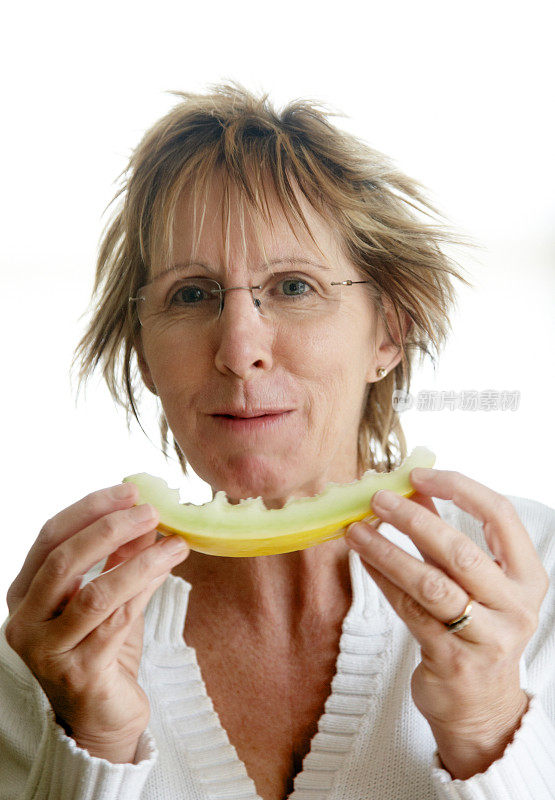 女人在吃蜜瓜片