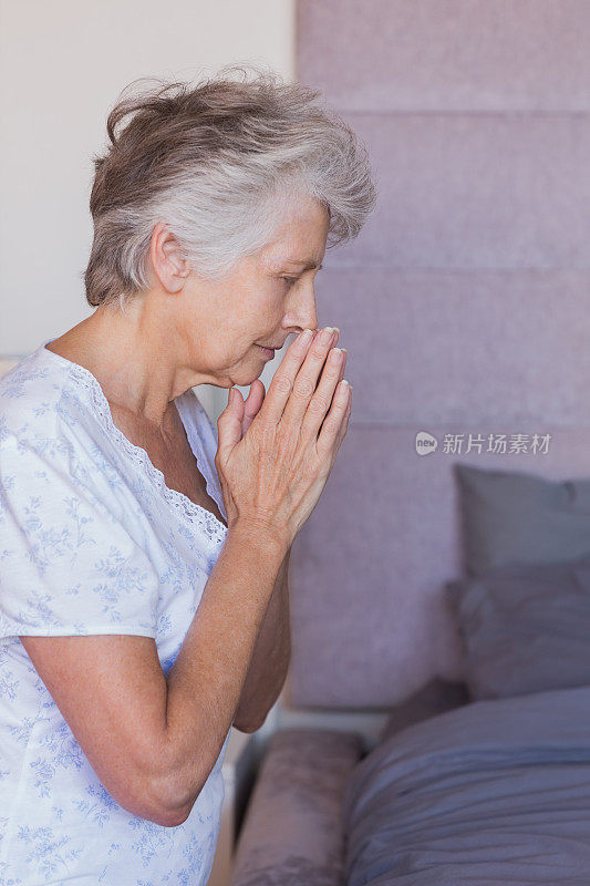 专注的成熟女人祈祷