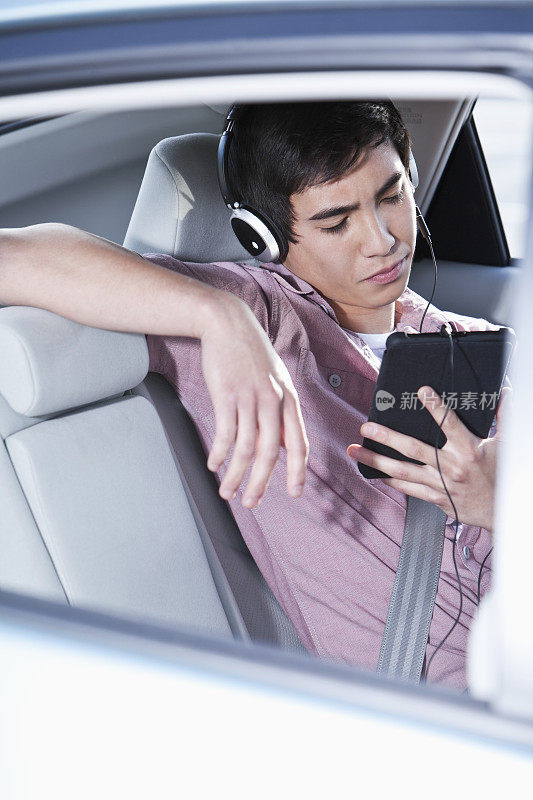乘客在车内使用数码平板电脑