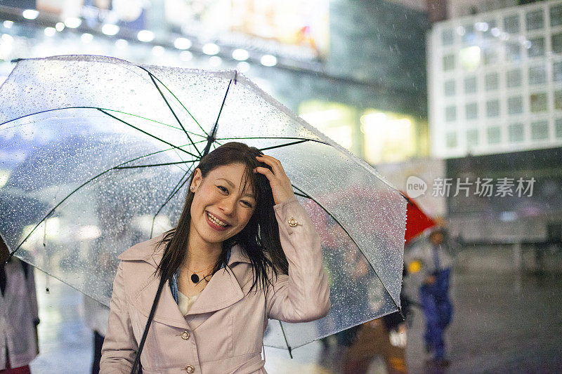 雨中的东京女人