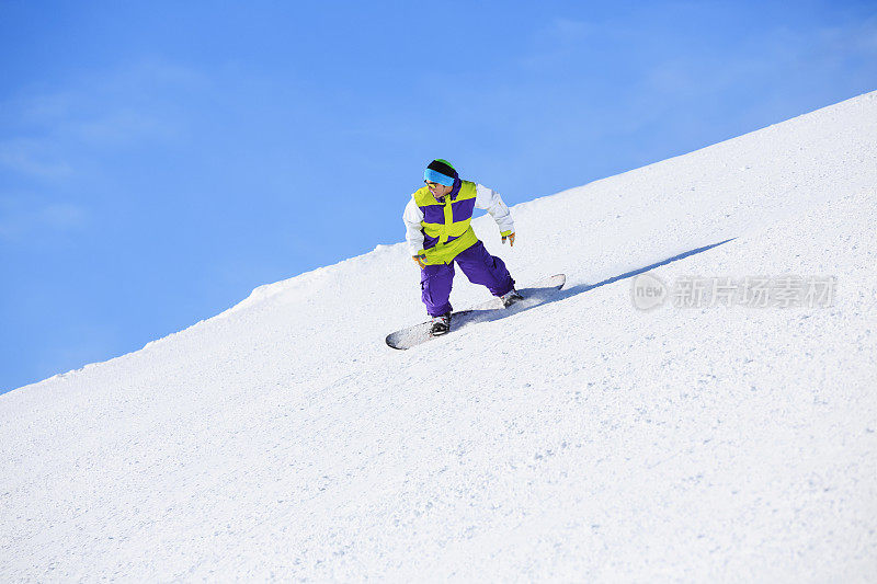 年轻人在滑雪坡上滑雪