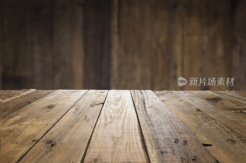 空木桌与散焦垂直桌子背景