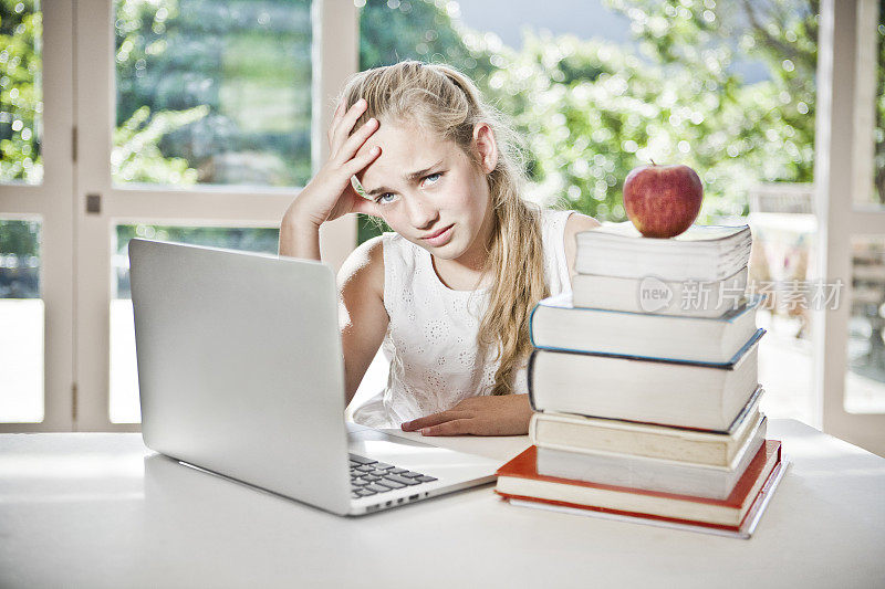 年轻女孩担心笔记本电脑。