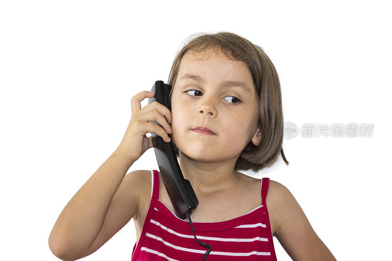 想象小女孩在白色背景下用座机打电话