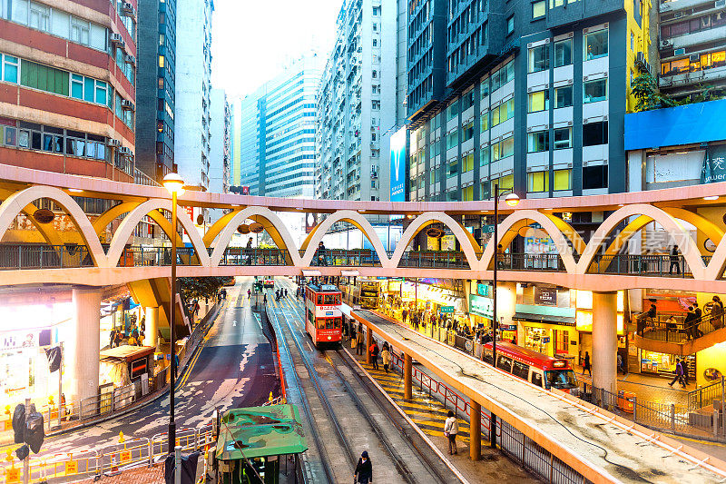 位于中国香港主要道路上方的人行天桥