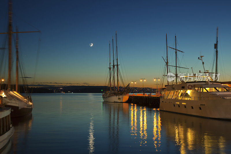 日落时分的奥斯陆海港。