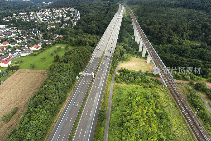 公路和铁路桥梁鸟瞰图