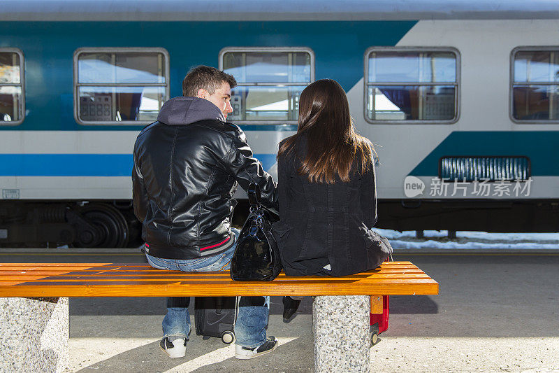 一对年轻的情侣在等火车
