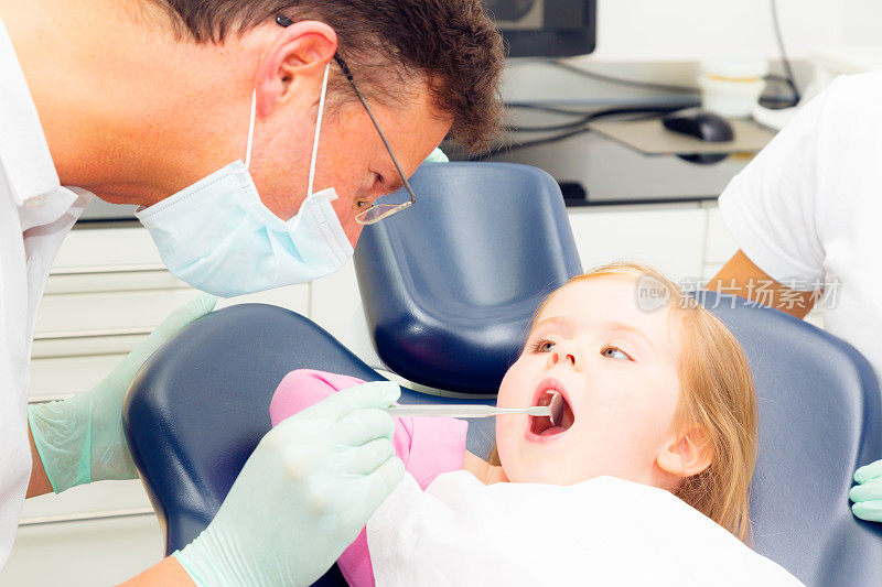 小女孩在看牙医