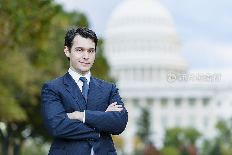 自信的西装男站在美国国会大厦前
