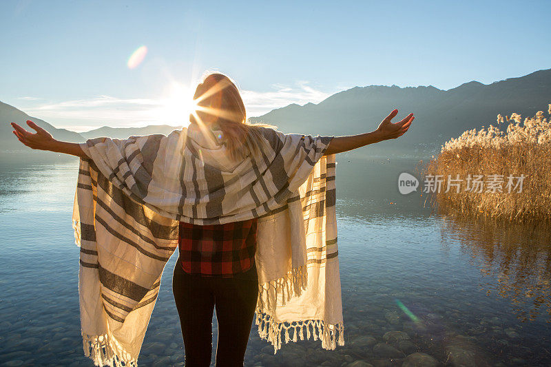 年轻女子拥抱自然，高山湖泊