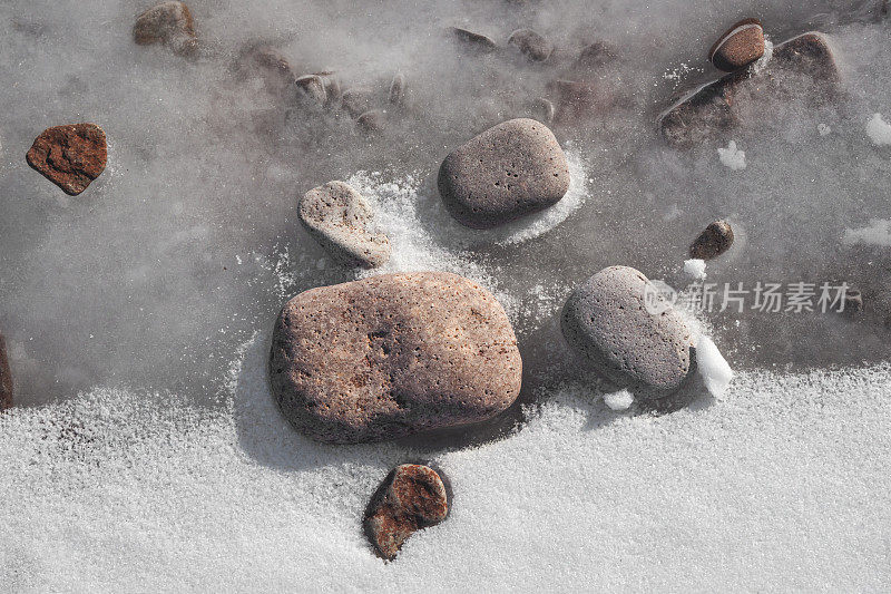 岩石被冻结在苏必利尔湖的冰里