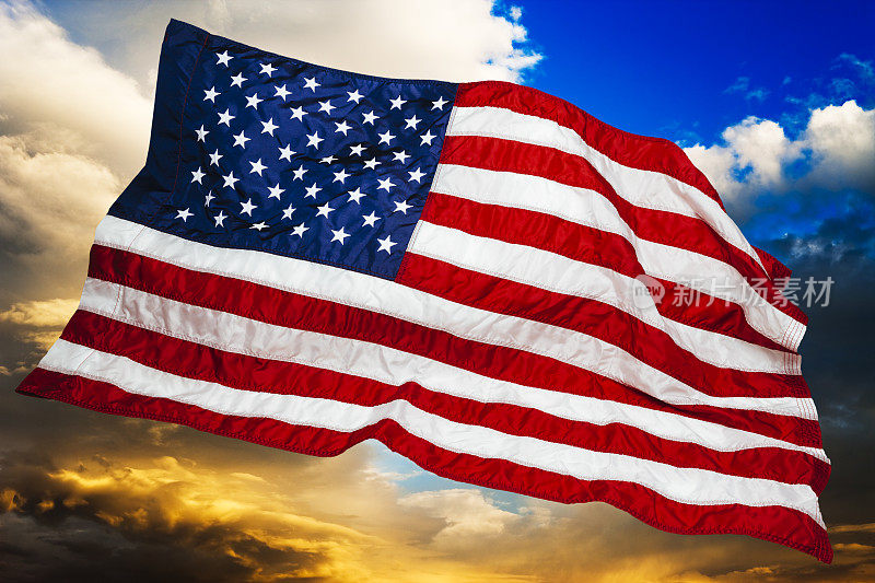 美国国旗映衬着壮观的天空