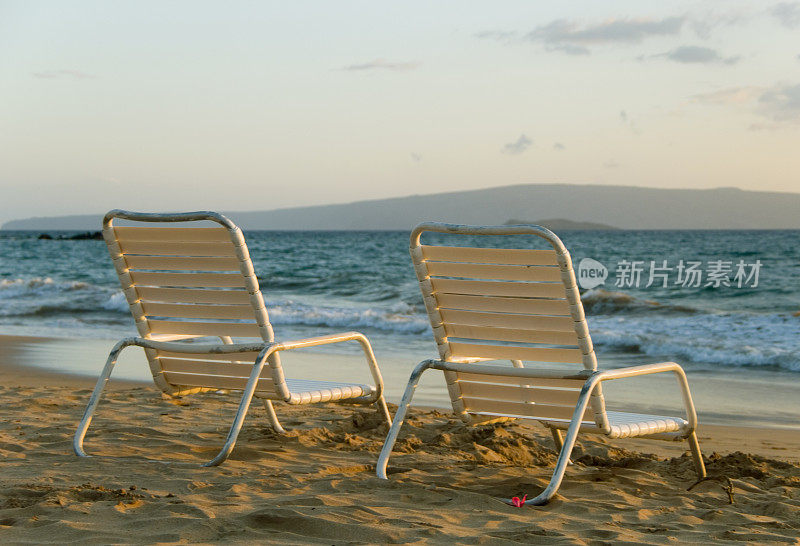 两个沙滩椅