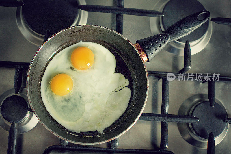 平底锅里的两个鸡蛋