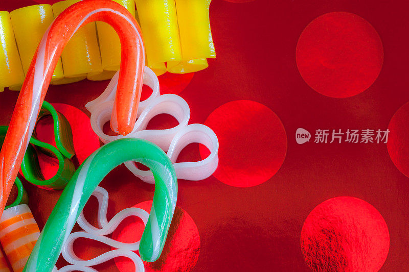 红色背景上的拐杖和彩带糖果(P)