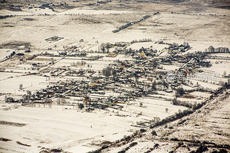 乌克兰利沃夫冬季降雪的小村庄