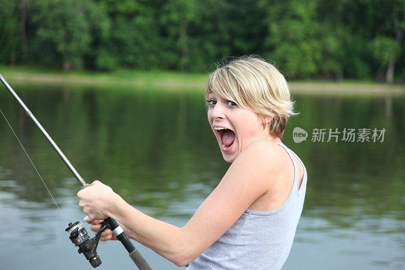 一个年轻女子钓到了一条大鱼