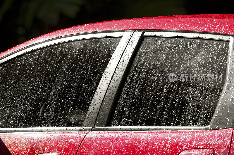 雨滴落在车上。