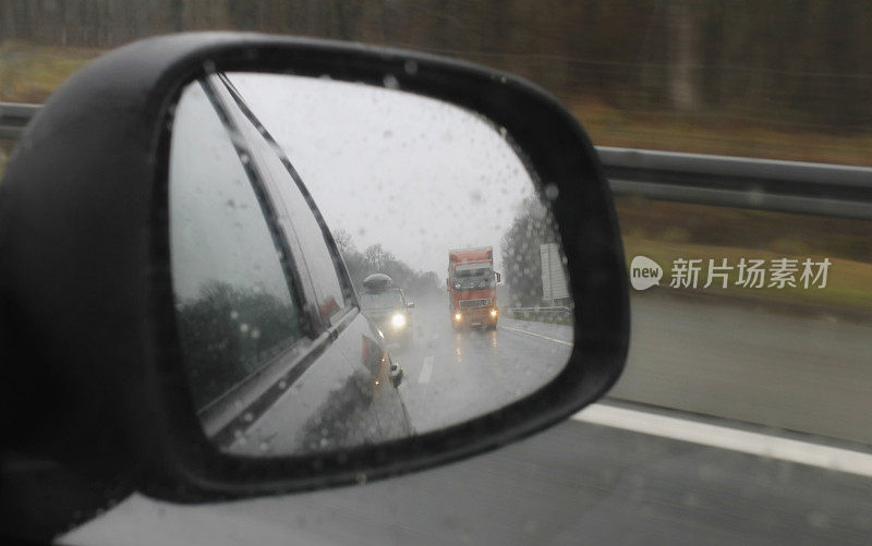 雨滴落在镜子上