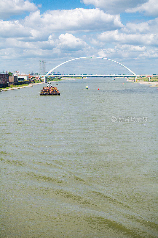 莱茵河上的拖船和其他船只